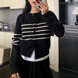 Women's Striped Knit Cardigan with Round Neck – A Comfortable and Casual Style for Everyday Wear