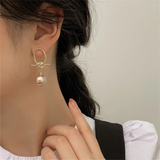 Dangling earrings with timeless pearl