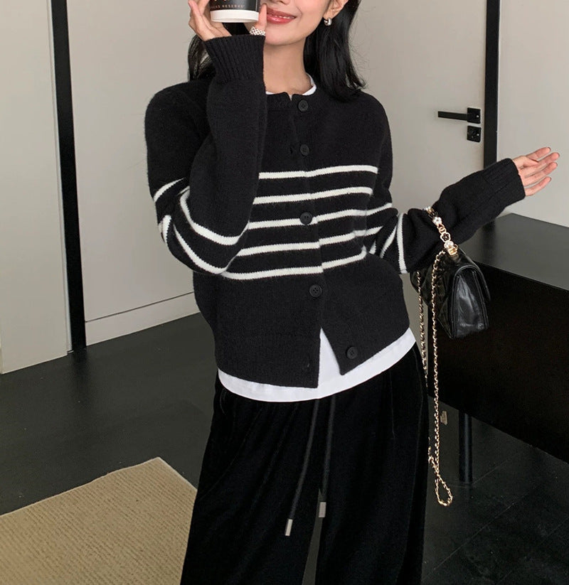 Women's striped crew-neck knit cardigan – A casual and comfortable style, ideal for layering every day