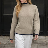 Minimalist solid-colour women’s knit sweater – Soft and timeless