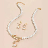 Necklace and earrings set with natural pearls