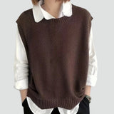 Women's sleeveless jumper with a round neck - Simple and versatile